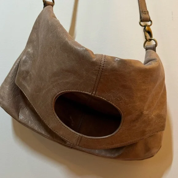 Unique and classy Taupe Hobo bag with convertible strap and kiss lock pocket - Picture 3 of 16